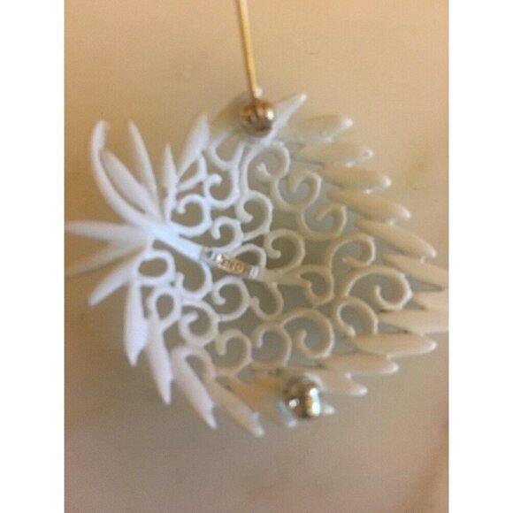 Vintage 1970's Monet White Enamel Filigree Lacy Heart Strawberry Brooch Pin - Picture 4 of 4
